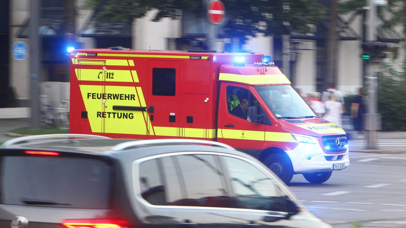 Ein Rettungswagen fährt durch die Paul-Heyse-Straße in München (Archivbild): Vor einem dortigen Restaurant ereignete sich die Tat.