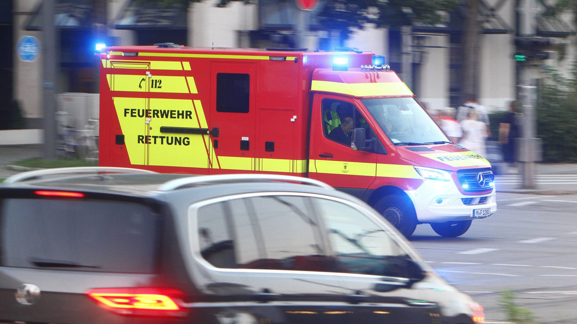 Ein Rettungswagen fährt durch die Paul-Heyse-Straße in München (Archivbild): Vor einem dortigen Restaurant ereignete sich die Tat.