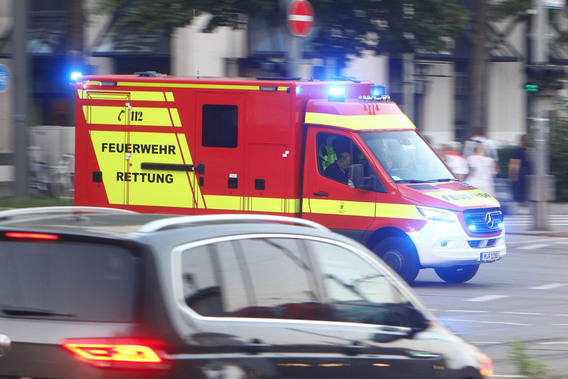 Ein Rettungswagen fährt durch die Paul-Heyse-Straße in München (Archivbild): Vor einem dortigen Restaurant ereignete sich die Tat.