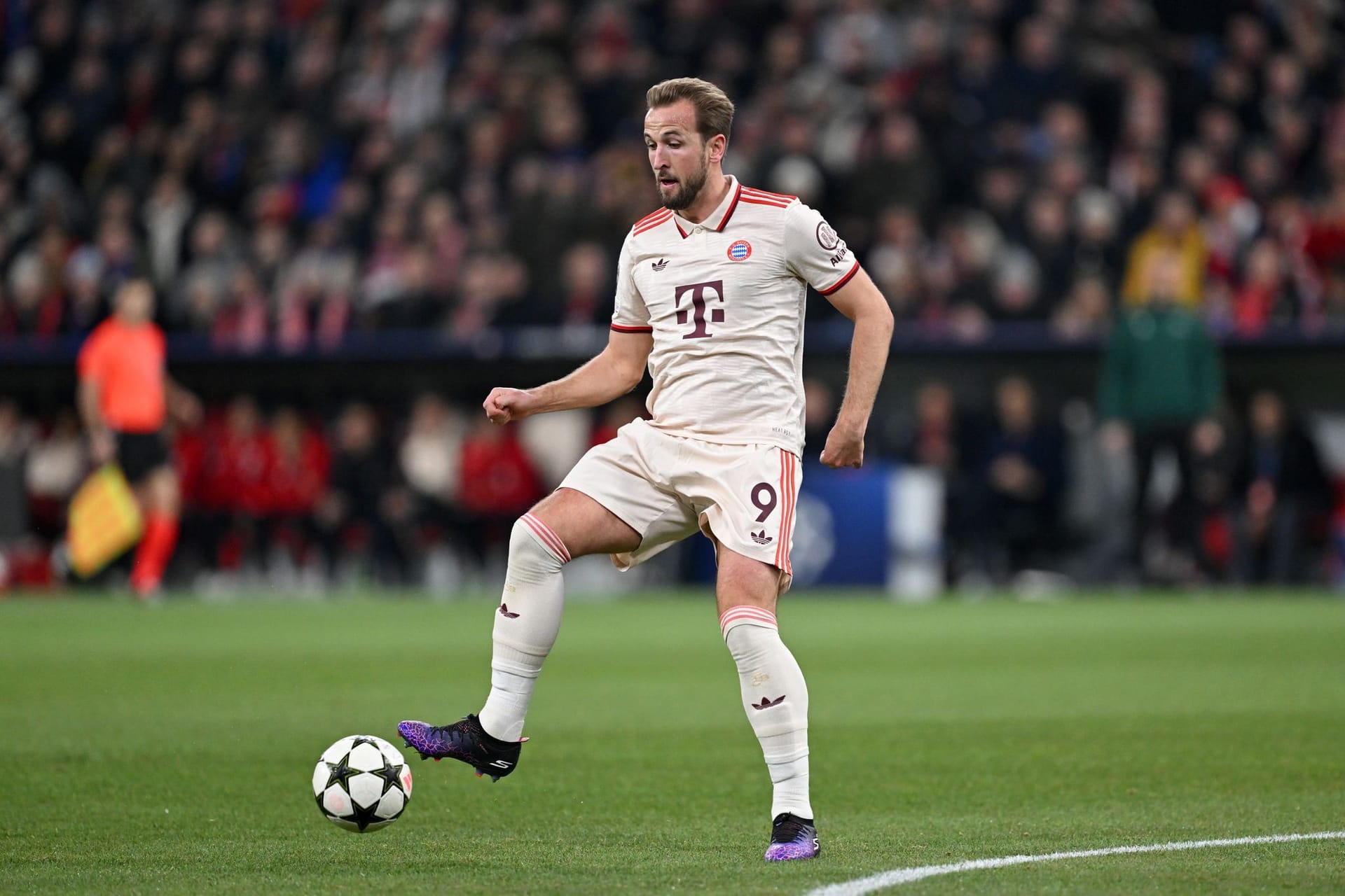 Harry Kane: Kombinierte teilweise gut mit. Setze Sané per Außenristpass schön in Szene (45.). Kam aber nicht zum eigenen Abschluss und hatte im gesamten Spiel keinen einzigen Torschuss. Note 5