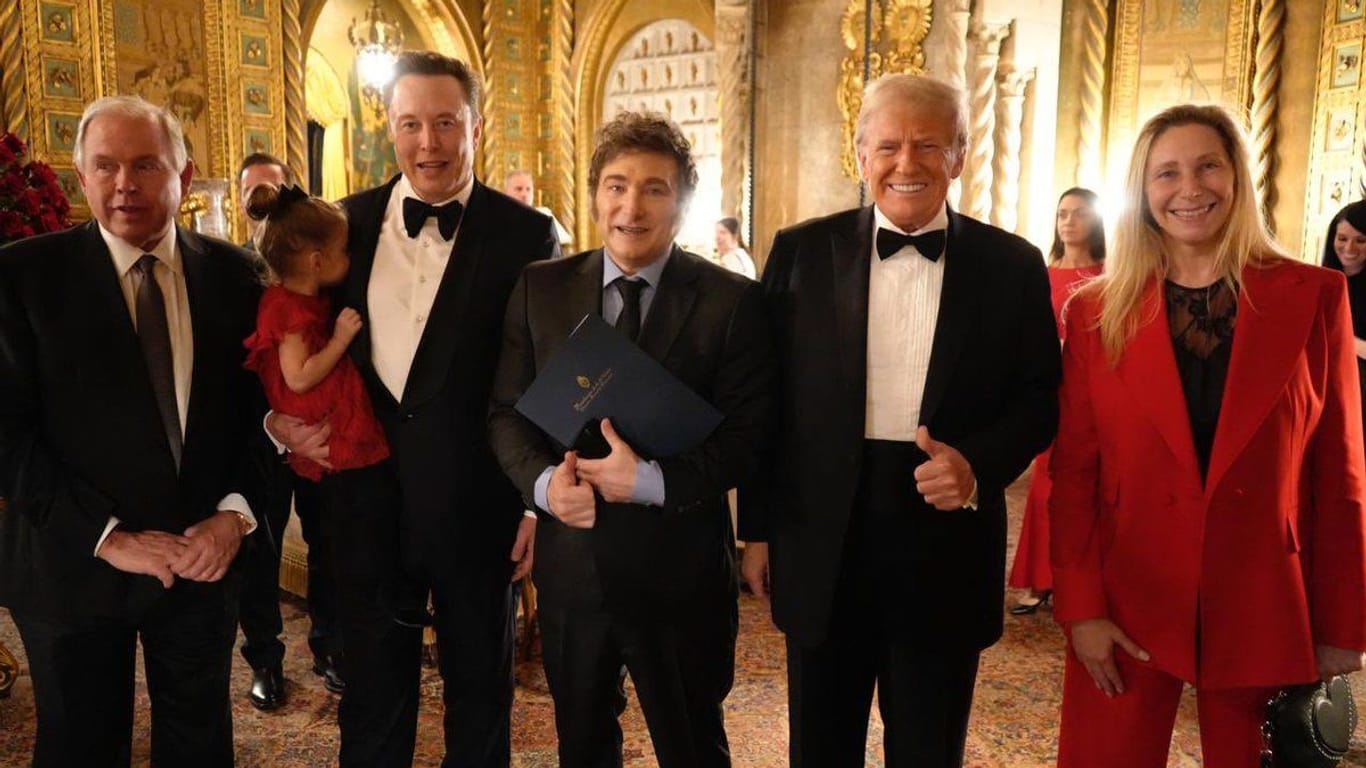 Elon Musk und Donald Trump mit Argentiniens Präsident Javier Milei (Mitte) in Mar-a-Lago: Der Milliardär und der zukünftige Staatschef wollen die Zahl der US-Beamten erheblich reduzieren.