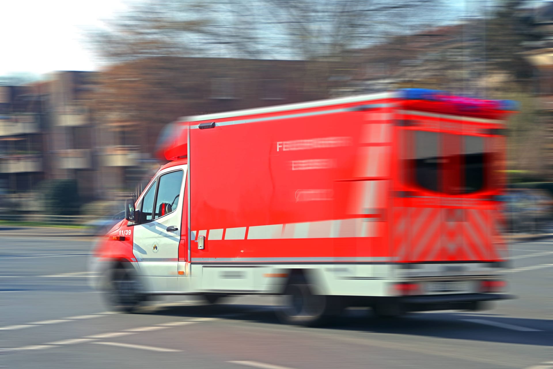 Ein Krankenwagen fährt durch Essen (Archivbild): Vier Jugendliche mussten in einer Klinik behandelt werden.