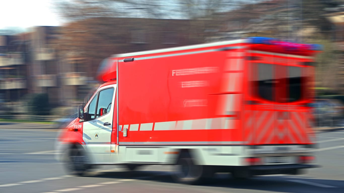 Ein Krankenwagen fährt durch Essen (Archivbild): Vier Jugendliche mussten in einer Klinik behandelt werden.