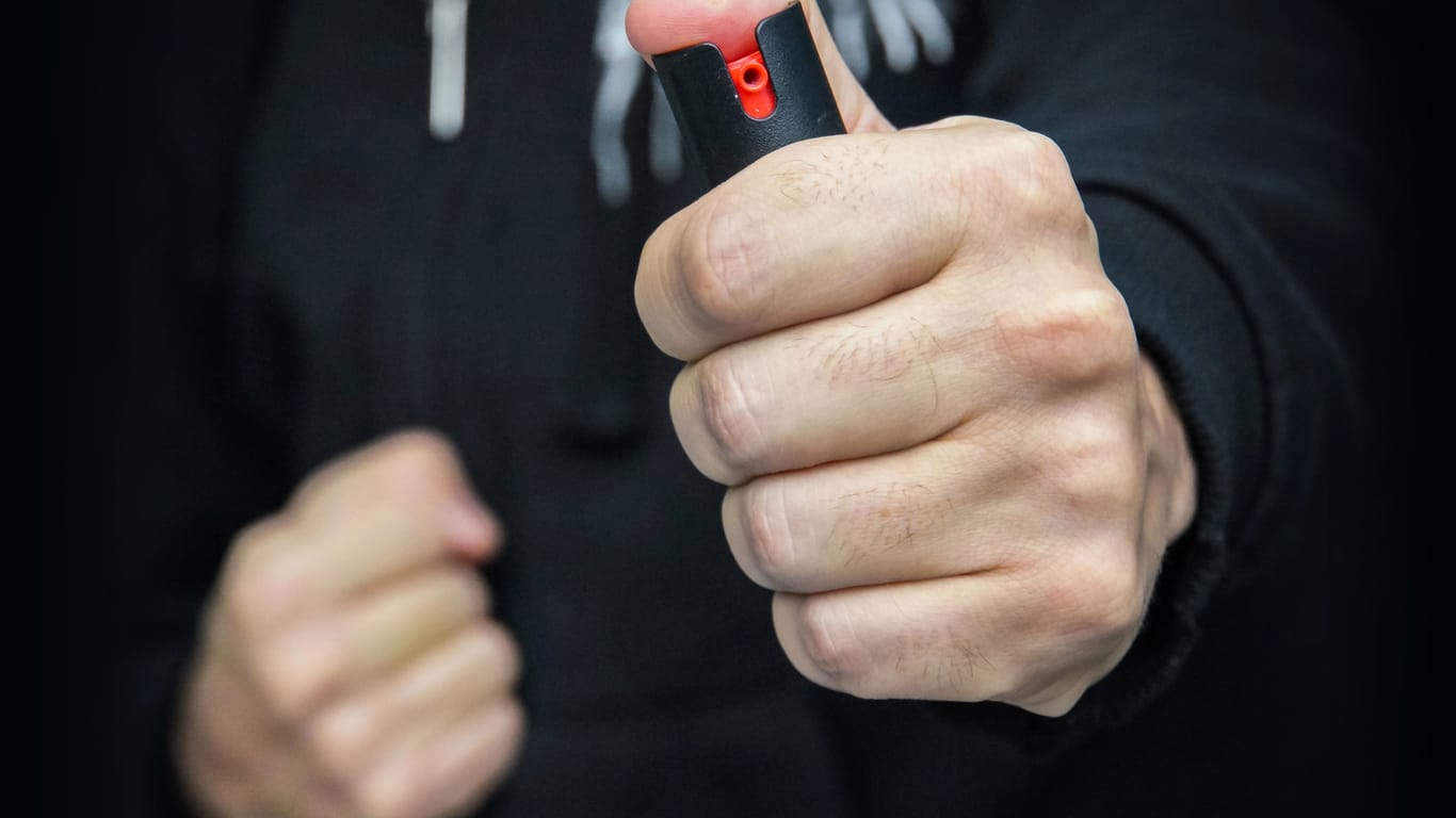 Ein Mann hält ein Abwehrspray in der Hand (Symbolbild): Den Tätern gelang die unerkannte Flucht.