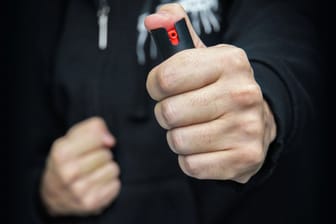 Ein Mann hält ein Abwehrspray in der Hand (Symbolbild): Den Tätern gelang die unerkannte Flucht.