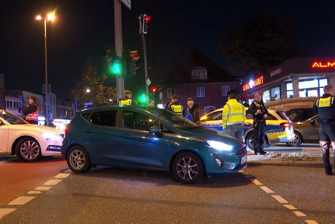 Ein Jugendlicher ist in Hamburg mit einem Auto zusammengestoßen und dabei verletzt worden.