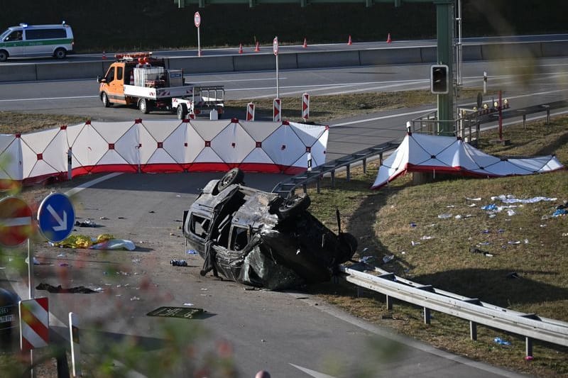 Das umgestürzte Fahrzeug (Archivbild): 22 Menschen waren in den für neun Personen zugelassenen Kleinbus gepfercht.