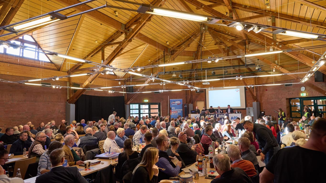 Blick in den Saal beim Landesparteitag AfD Schleswig-Holstein im Bürgerhaus: Am Abend zuvor wurde in den Toiletten eine stinkende Flüssigkeit verteilt.