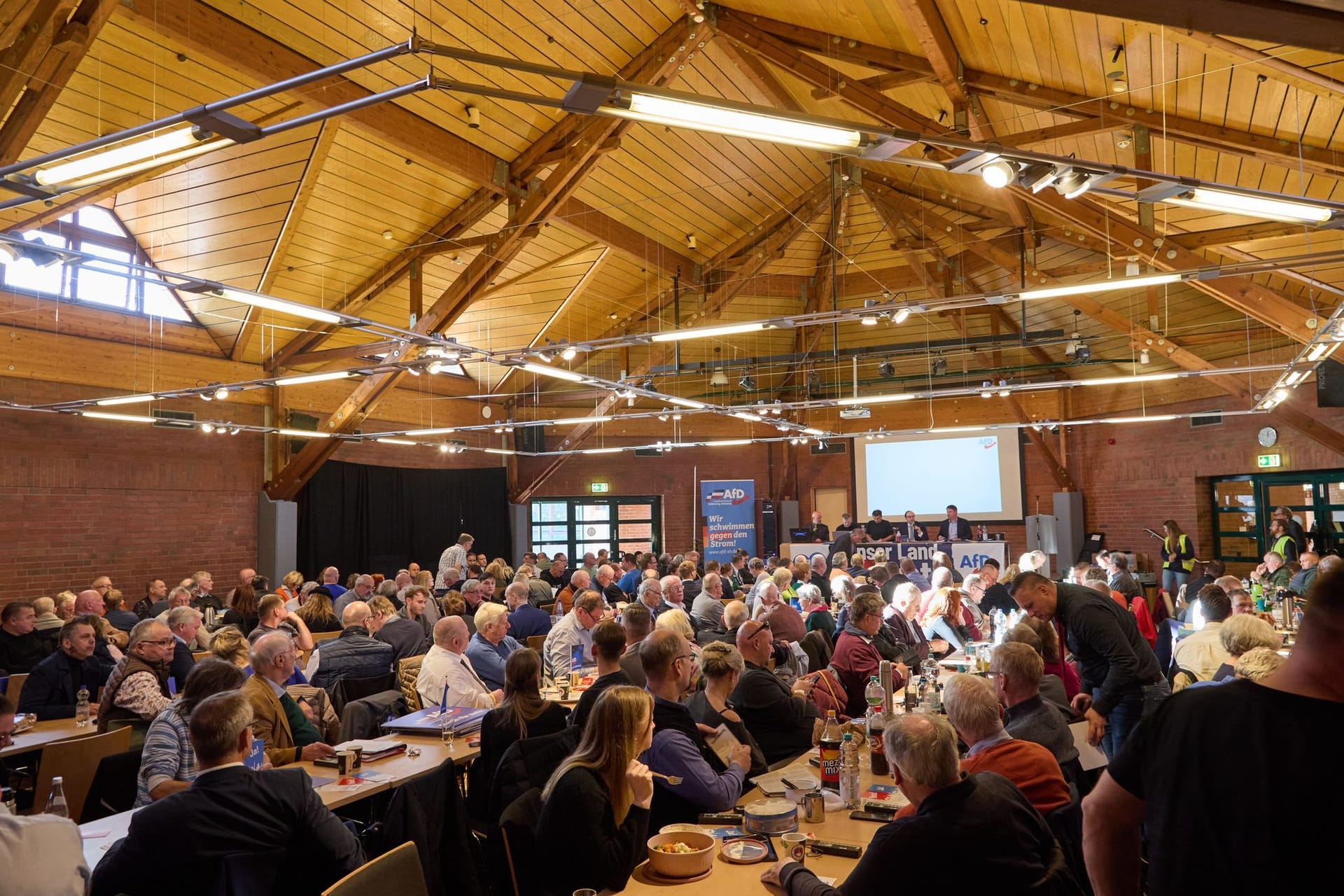 Blick in den Saal beim Landesparteitag AfD Schleswig-Holstein im Bürgerhaus: Am Abend zuvor wurde in den Toiletten eine stinkende Flüssigkeit verteilt.