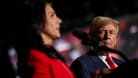 Trump und Gabbard bei einer gemeinsamen Wahlkampfveranstaltung in North Carolina.