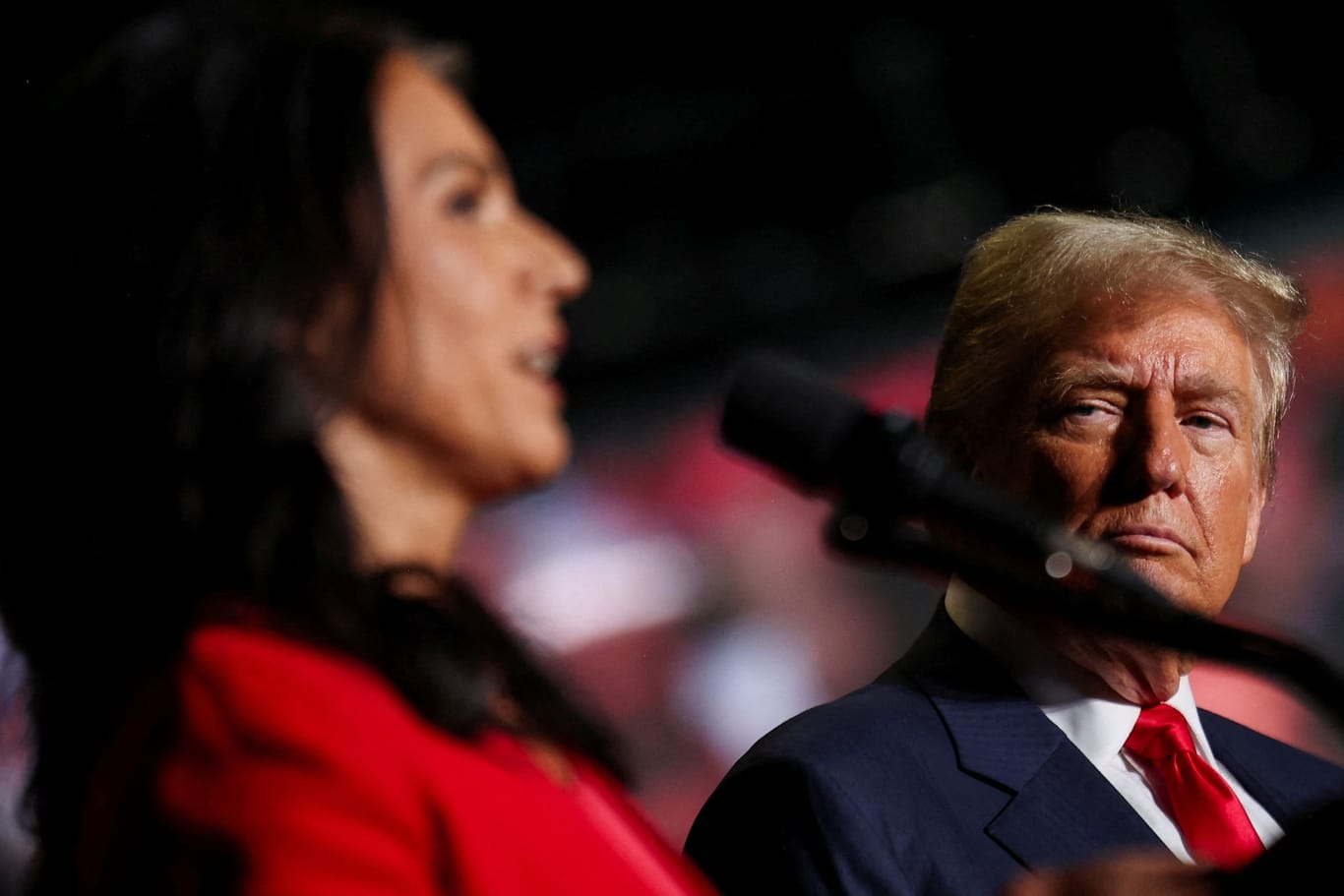 Trump und Gabbard bei einer gemeinsamen Wahlkampfveranstaltung in North Carolina.