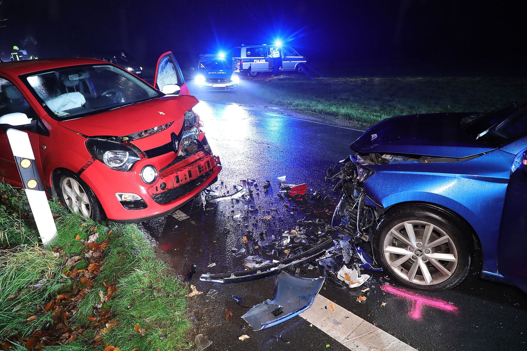 Am Ortsausgang Volkersdorf kollidierte ein PKW Skoda Fabia mit einem entgegenkommenden PKW Renault Twingo: Beide Autofahrer wurden schwer verletzt.