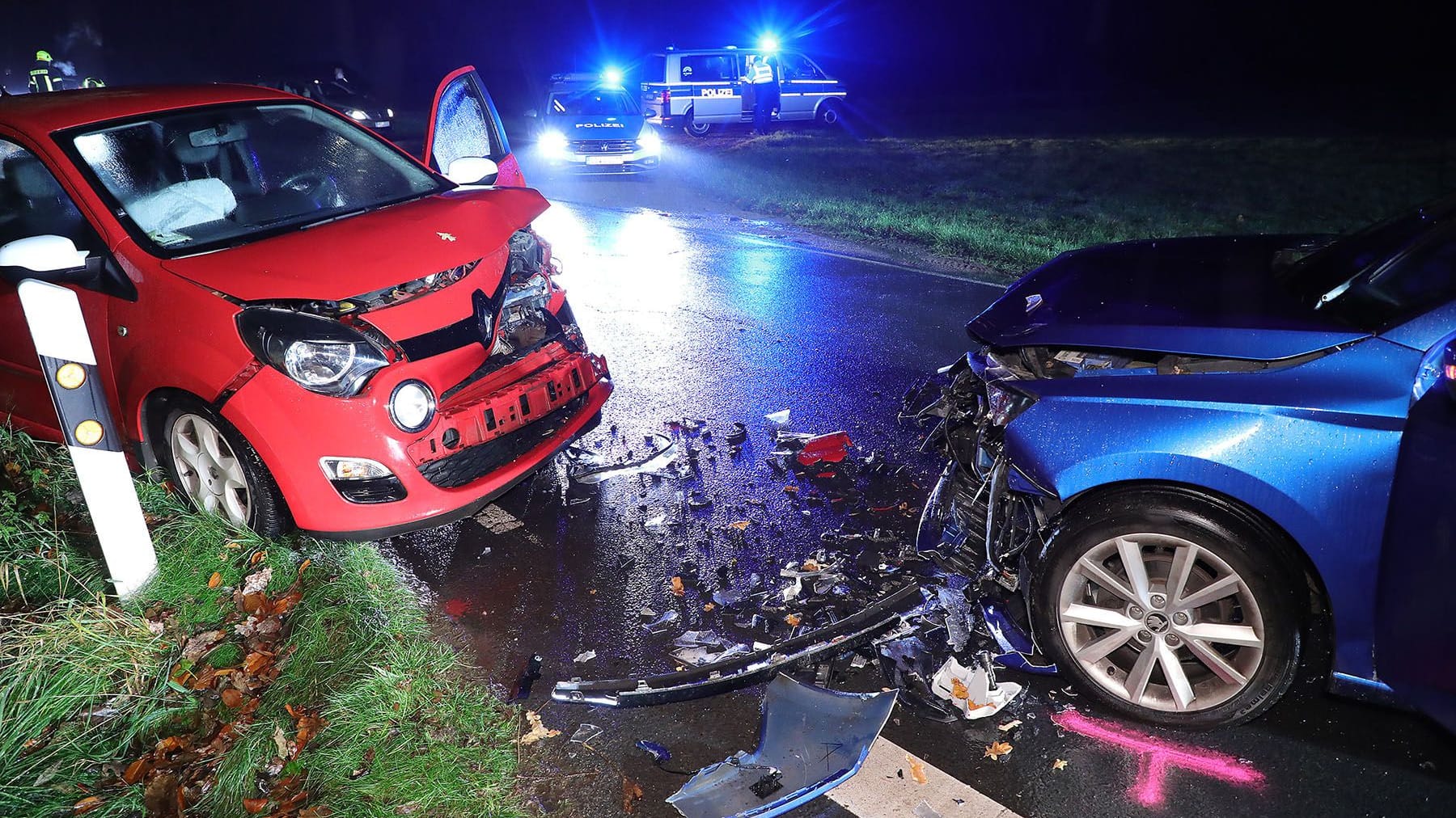 Am Ortsausgang Volkersdorf kollidierte ein PKW Skoda Fabia mit einem entgegenkommenden PKW Renault Twingo: Beide Autofahrer wurden schwer verletzt.