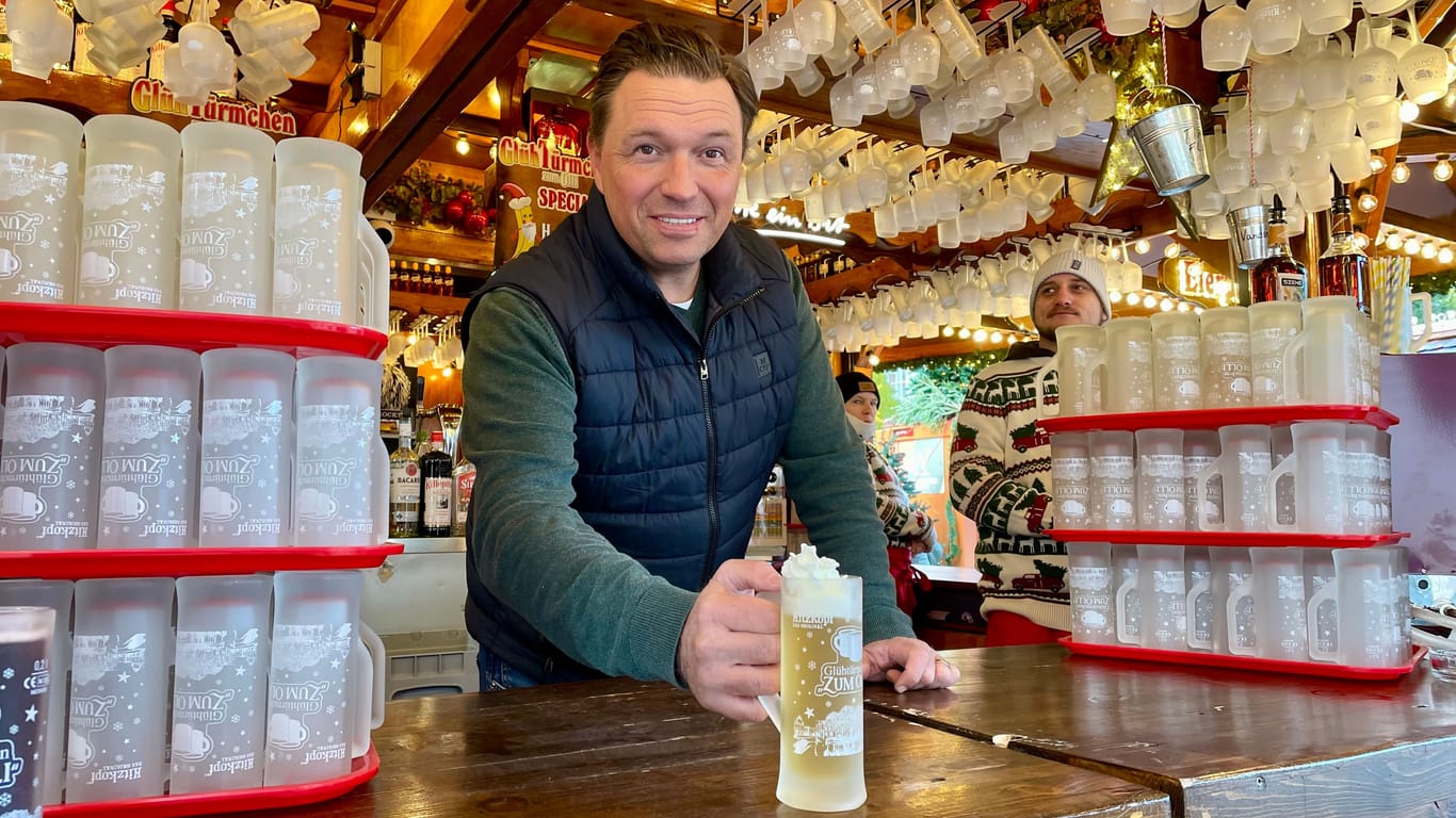 Oliver Wilmering mit einem Glas "Heißer Bananensplit".