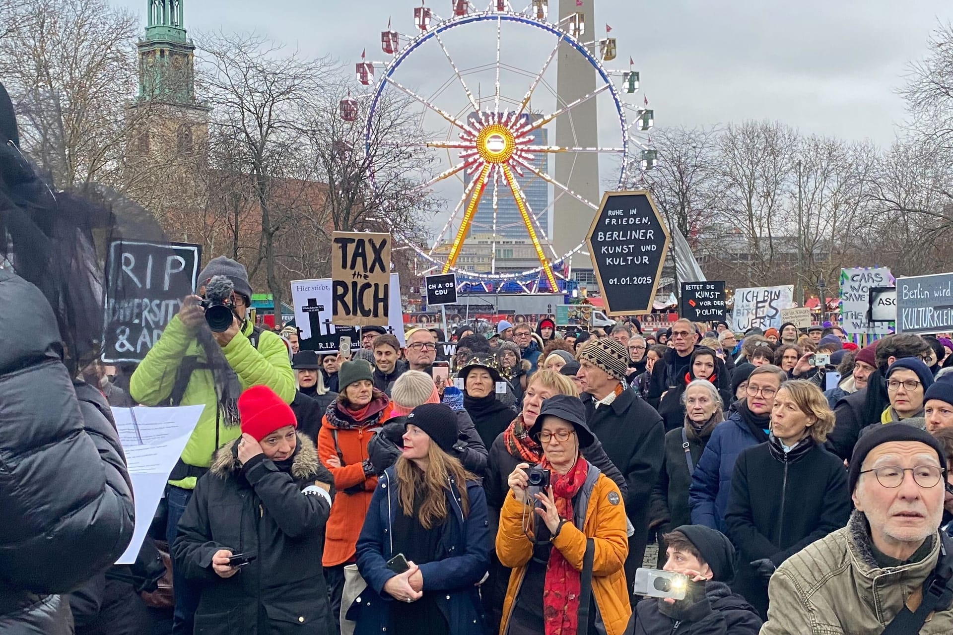 "Trauermarsch" von Berliner Künstlern: Sie starteten am Neptunbrunen am Alexanderplatz und wollen bis zum Pariser Platz ziehen.