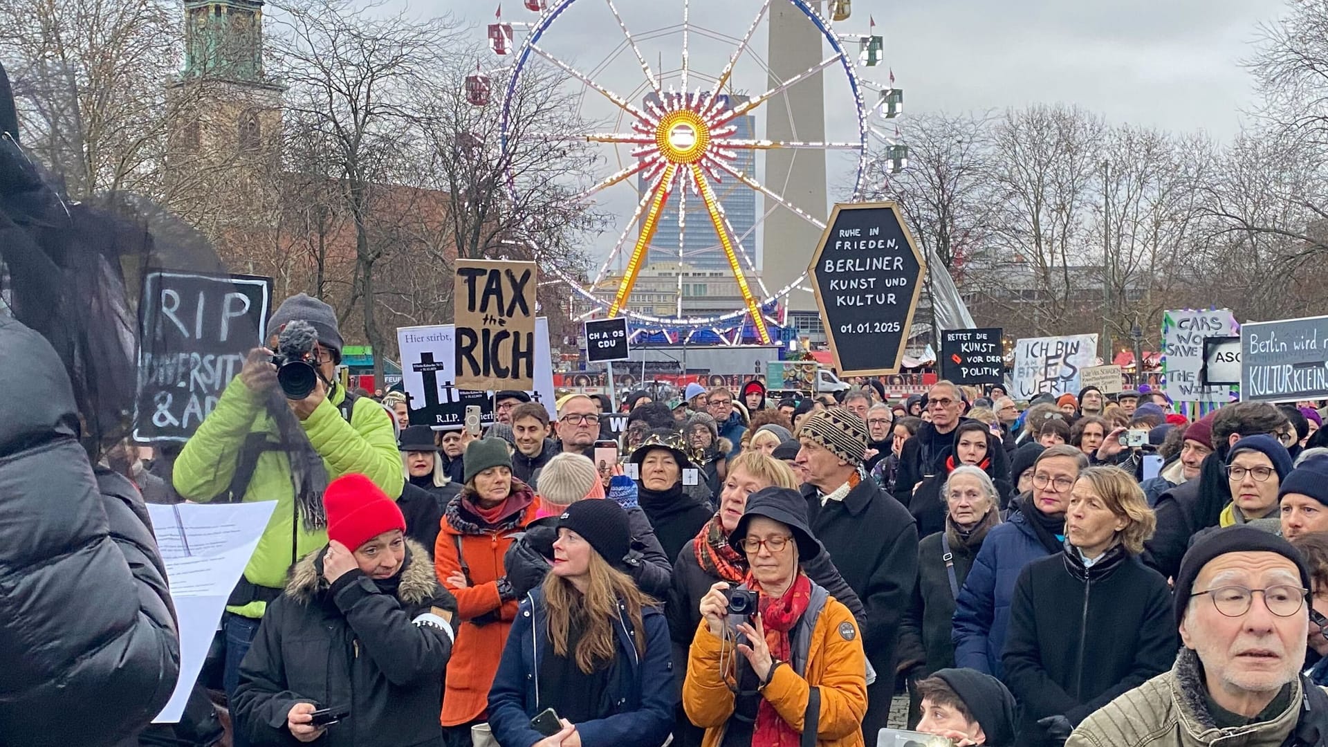 "Trauermarsch" von Berliner Künstlern: Sie starteten am Neptunbrunen am Alexanderplatz und wollen bis zum Pariser Platz ziehen.