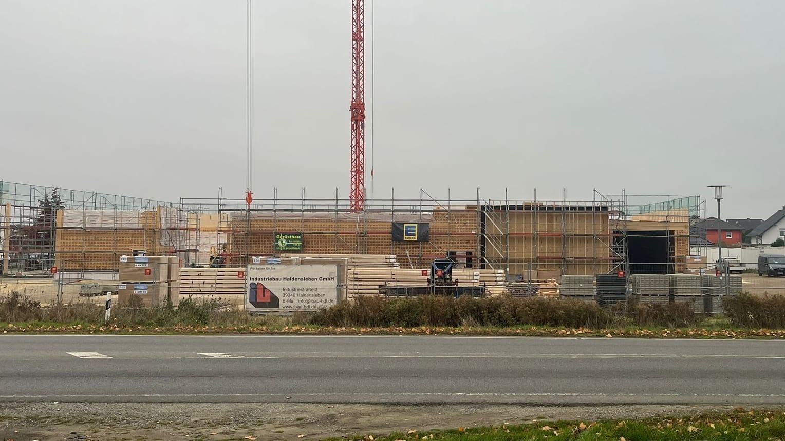 Eine Edeka-Filiale in Braunschweig-Lamme entsteht: Die Bauarbeiten am recycelbaren Supermarkt schreiten voran.