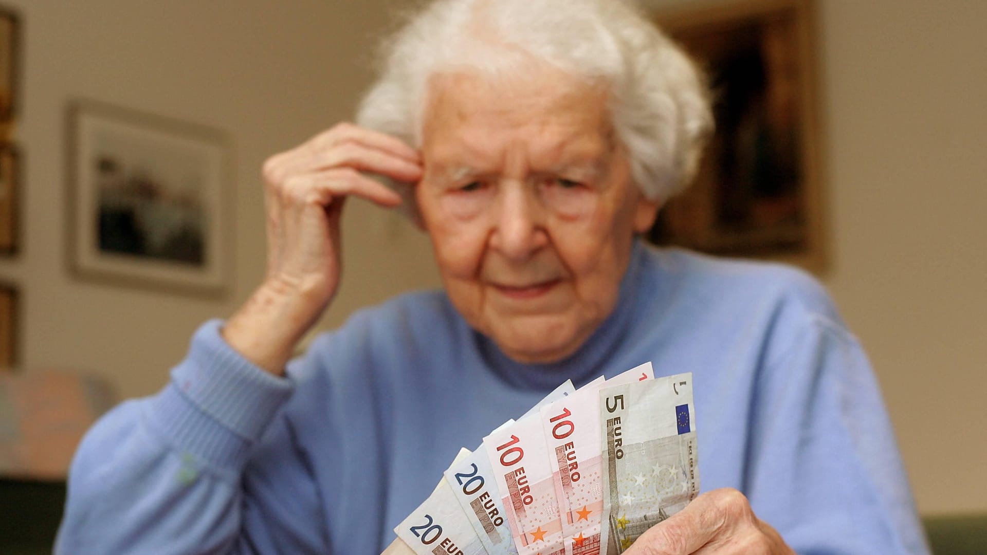 Eine alte Frau ist besorgt um ihr Geld (Symbolbild): Viele Senioren klagen über eine niedrige Rente.