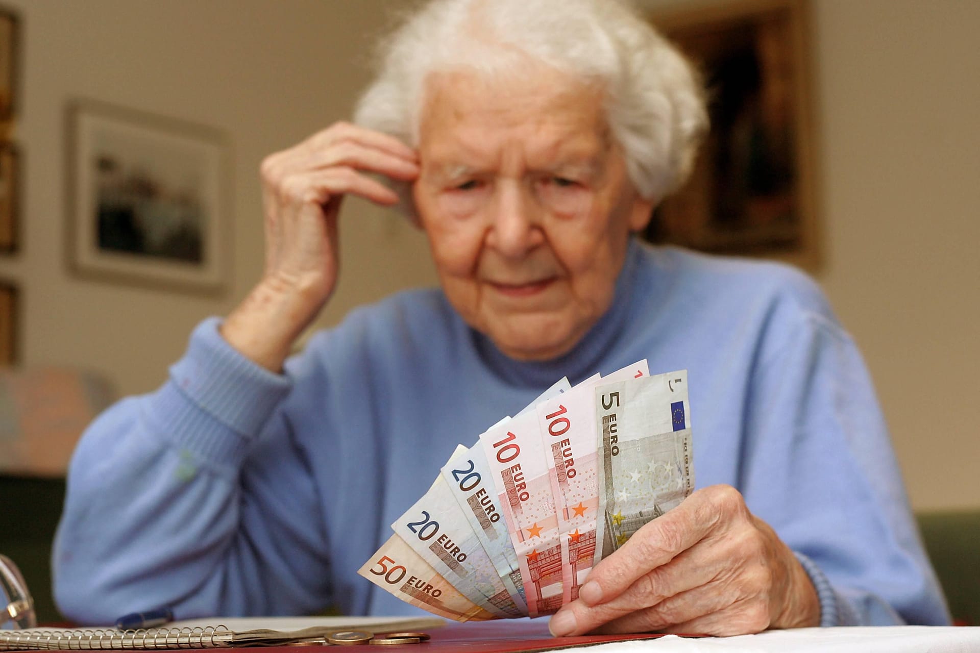 Eine alte Frau ist besorgt um ihr Geld (Symbolbild): Viele Senioren klagen über eine niedrige Rente.