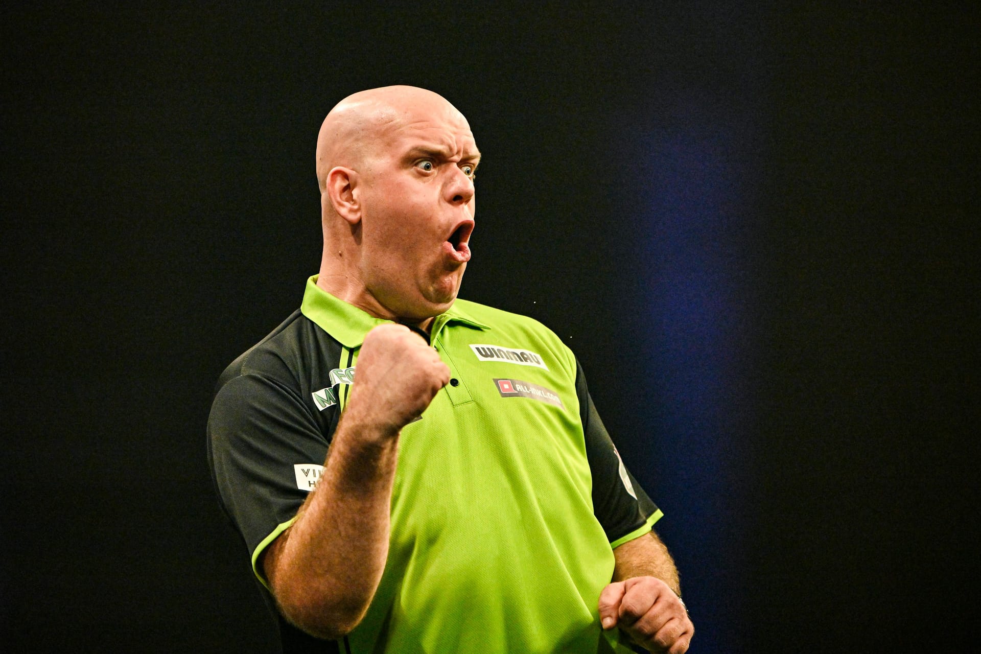 2. Michael van Gerwen (seit 2005), genannt "Mighty Mike", gehört zu den prägendsten Figuren des modernen Dartsports. Mit 3 PDC-WM-Titeln (2014, 2017, 2019) und über 40 Major-Turniersiegen, darunter 7 Premier-League-Titel und 3 World-Matchplay-Siege, dominiert er die Szene seit Jahren. Van Gerwen brachte eine neue Dynamik in den Sport, mit schnellen Würfen und Rekord-Averages. Sein Einfluss zeigt sich auch in der wachsenden Beliebtheit von Darts in den Niederlanden, wo er als Vorbild für eine neue Generation von Spielern gilt.