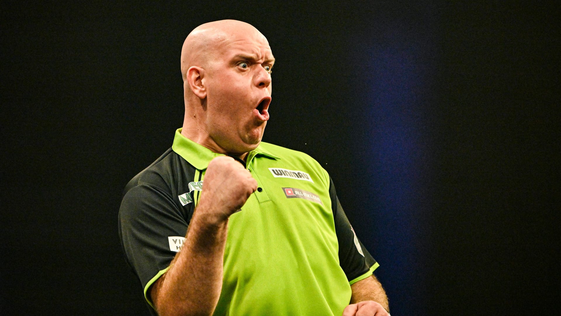 2. Michael van Gerwen (seit 2005), genannt "Mighty Mike", gehört zu den prägendsten Figuren des modernen Dartsports. Mit 3 PDC-WM-Titeln (2014, 2017, 2019) und über 40 Major-Turniersiegen, darunter 7 Premier-League-Titel und 3 World-Matchplay-Siege, dominiert er die Szene seit Jahren. Van Gerwen brachte eine neue Dynamik in den Sport, mit schnellen Würfen und Rekord-Averages. Sein Einfluss zeigt sich auch in der wachsenden Beliebtheit von Darts in den Niederlanden, wo er als Vorbild für eine neue Generation von Spielern gilt.