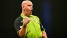 2. Michael van Gerwen (seit 2005), genannt "Mighty Mike", gehört zu den prägendsten Figuren des modernen Dartsports. Mit 3 PDC-WM-Titeln (2014, 2017, 2019) und über 40 Major-Turniersiegen, darunter 7 Premier-League-Titel und 3 World-Matchplay-Siege, dominiert er die Szene seit Jahren. Van Gerwen brachte eine neue Dynamik in den Sport, mit schnellen Würfen und Rekord-Averages. Sein Einfluss zeigt sich auch in der wachsenden Beliebtheit von Darts in den Niederlanden, wo er als Vorbild für eine neue Generation von Spielern gilt.