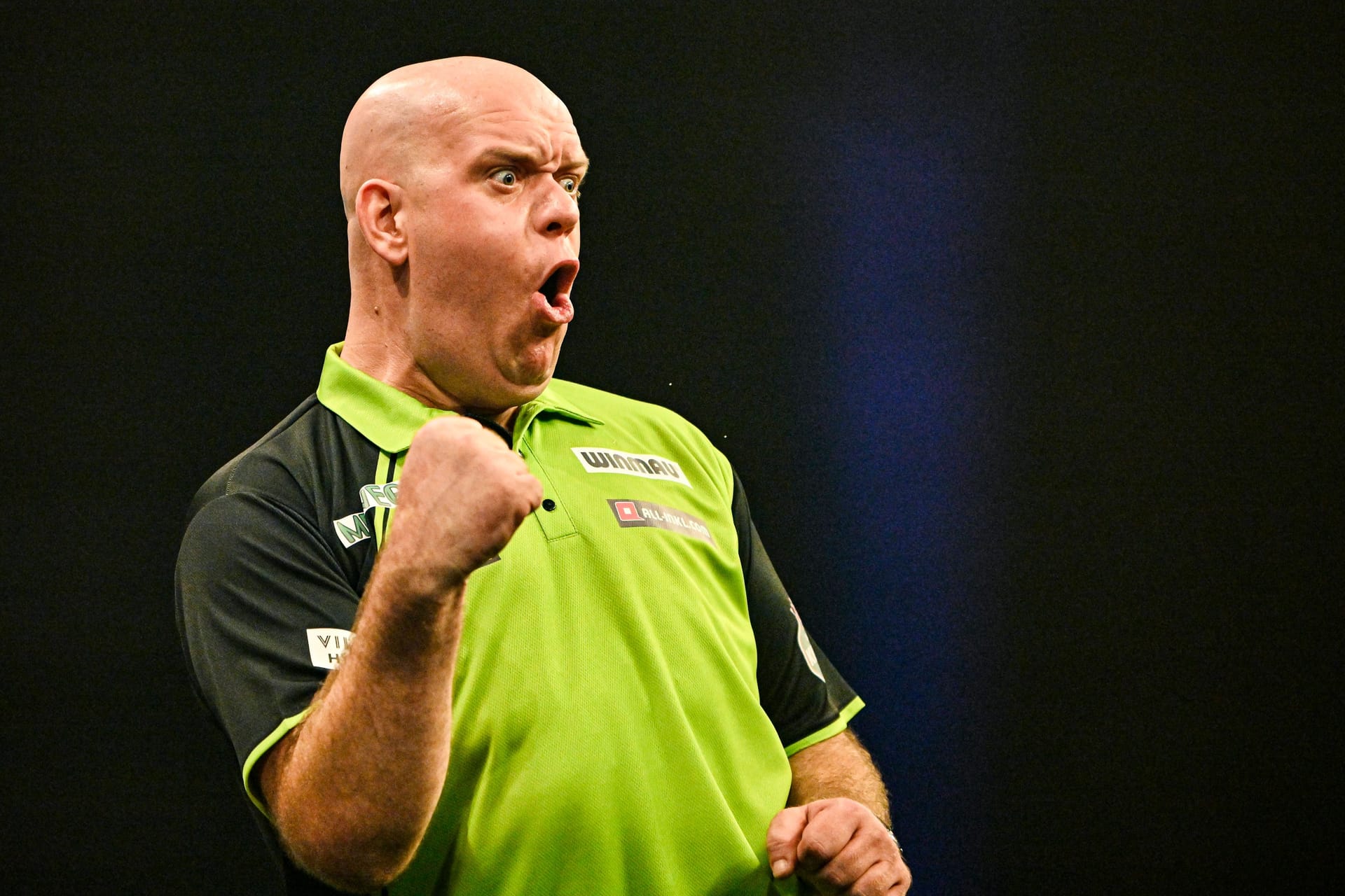 2. Michael van Gerwen (seit 2005), genannt "Mighty Mike", gehört zu den prägendsten Figuren des modernen Dartsports. Mit 3 PDC-WM-Titeln (2014, 2017, 2019) und über 40 Major-Turniersiegen, darunter 7 Premier-League-Titel und 3 World-Matchplay-Siege, dominiert er die Szene seit Jahren. Van Gerwen brachte eine neue Dynamik in den Sport, mit schnellen Würfen und Rekord-Averages. Sein Einfluss zeigt sich auch in der wachsenden Beliebtheit von Darts in den Niederlanden, wo er als Vorbild für eine neue Generation von Spielern gilt.