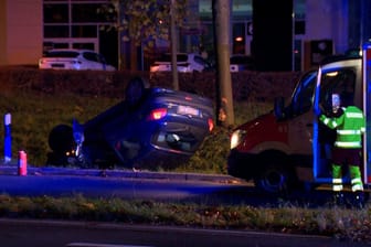 Ein Pkw neben der B1-Auffahrt: Das Fahrzeug überschlug sich.