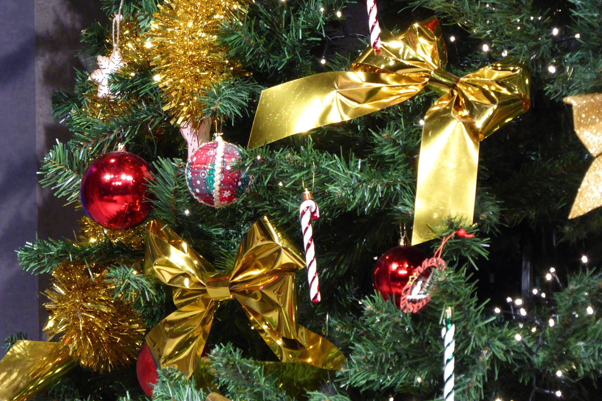 Ein Weihnachtsbaum (Symbolbild): Ein Mann wurde für seine Spende bestraft.