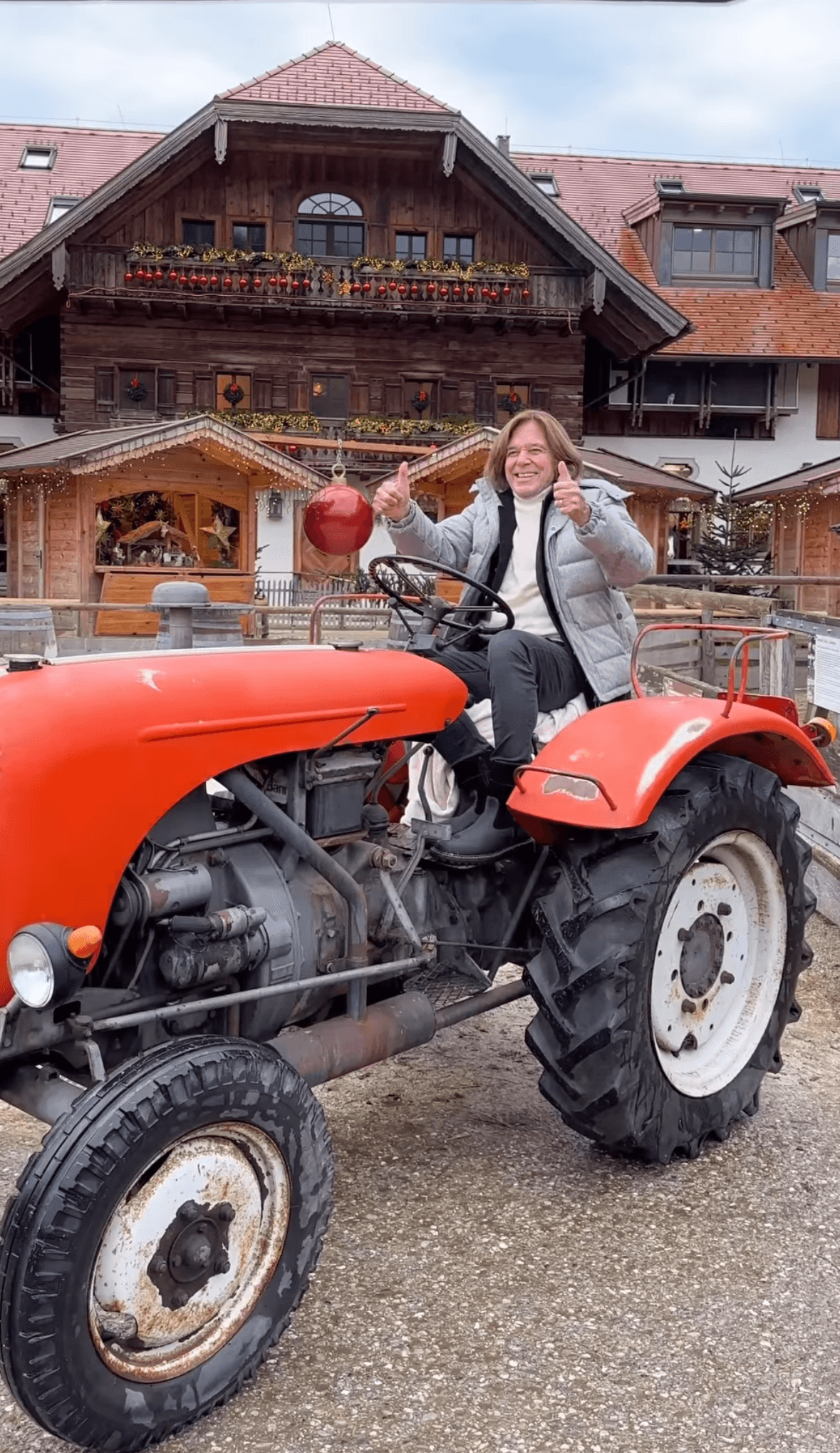 Jürgen Drews posiert auf einem Traktor.