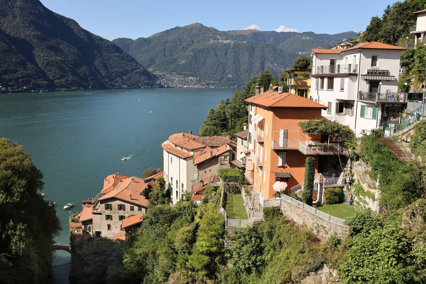 Der Comer See in der Lombardei: Touristen finden hier malerische Aussichten und laufen vielleicht dem ein oder anderen Promi über den Weg.