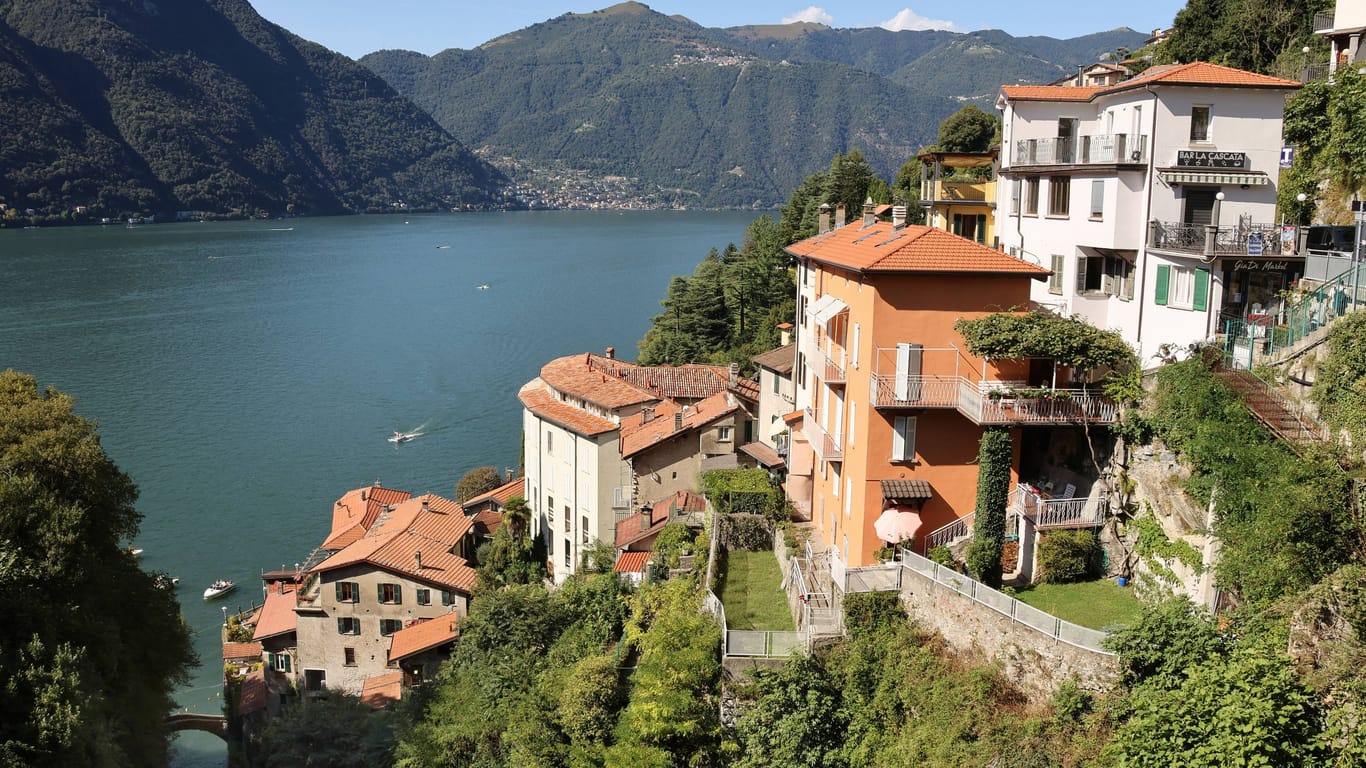 Der Comer See in der Lombardei: Touristen finden hier malerische Aussichten und laufen vielleicht dem ein oder anderen Promi über den Weg.