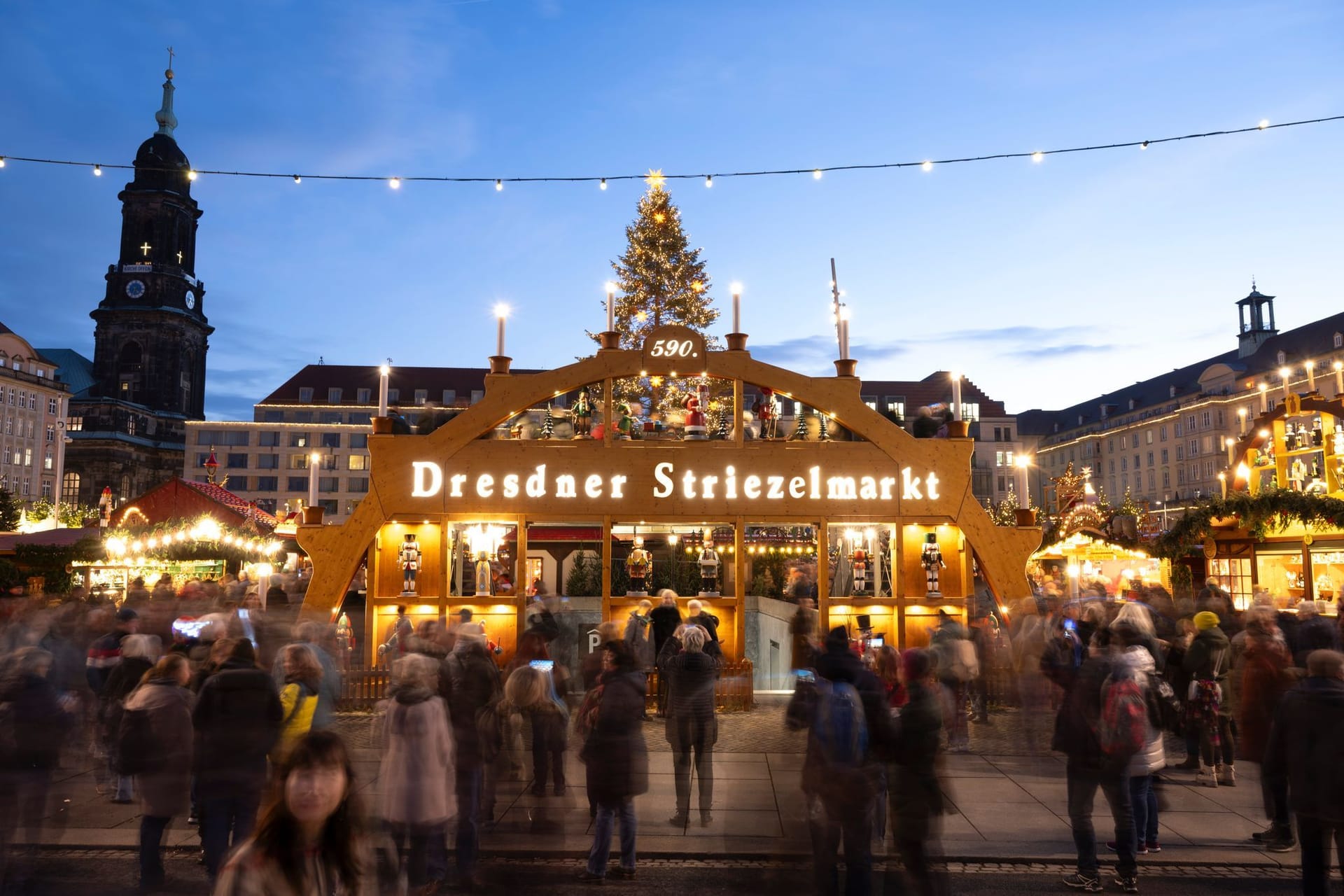 Hell erleuchtet ist ein überdimensionaler Schwibbogen auf dem 590. Dresdner Striezelmarkt zur Eröffnung: Der Weihnachtsmarkt auf dem Dresdner Altmarkt ist bis zum 24. Dezember geöffnet.