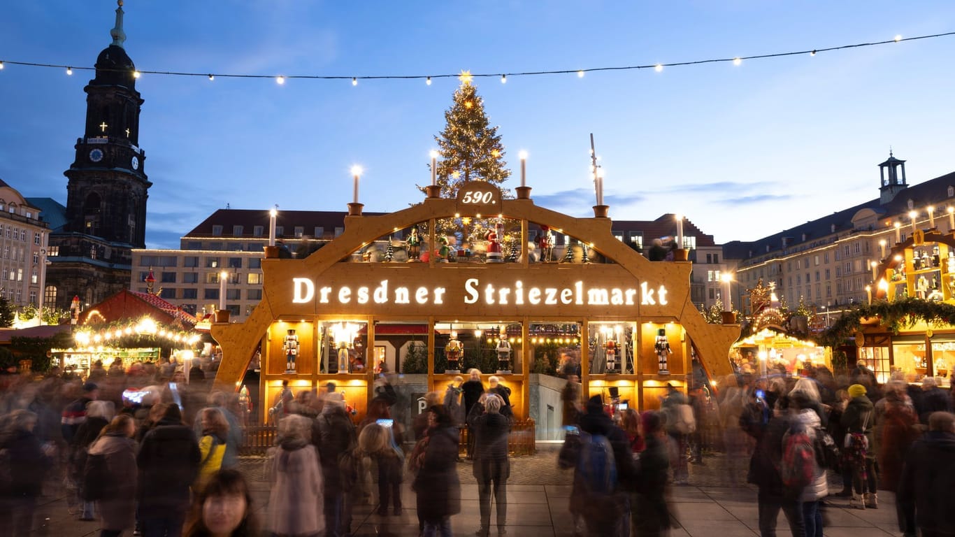 Hell erleuchtet ist ein überdimensionaler Schwibbogen auf dem 590. Dresdner Striezelmarkt zur Eröffnung: Der Weihnachtsmarkt auf dem Dresdner Altmarkt ist bis zum 24. Dezember geöffnet.