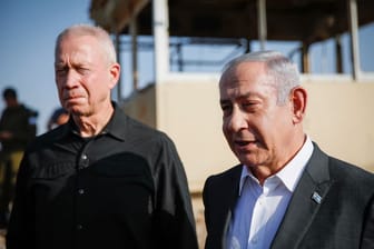 Benjamin Netanjahu (r), Premierminister von Israel, und Joav Galant, der ehemalige israelische Verteidigungsminister (Archiv): Netanjahu hat seinen Verteidigungsminister gefeuert.