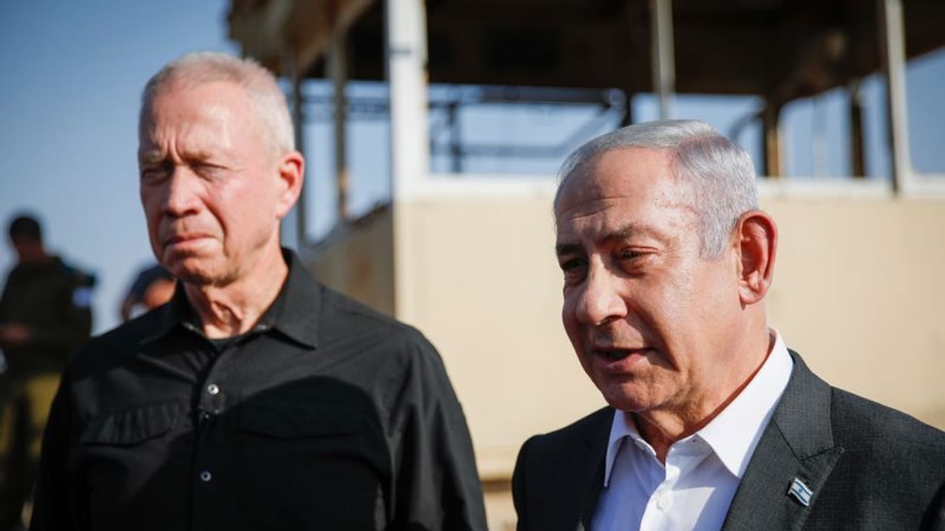 Benjamin Netanjahu (r), Premierminister von Israel, und Joav Galant, der ehemalige israelische Verteidigungsminister (Archiv): Netanjahu hat seinen Verteidigungsminister gefeuert.