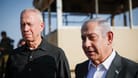 Benjamin Netanjahu (r), Premierminister von Israel, und Joav Galant, der ehemalige israelische Verteidigungsminister (Archiv): Netanjahu hat seinen Verteidigungsminister gefeuert.