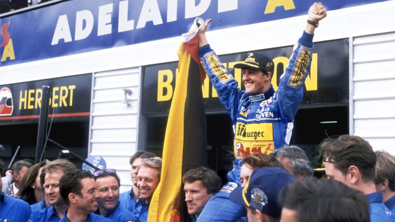 Michael Schumacher jubelt: 1994 krönte er sich zum ersten Mal zum Weltmeister.