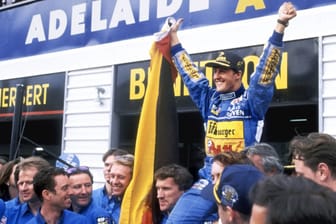 Michael Schumacher jubelt: 1994 krönte er sich zum ersten Mal zum Weltmeister.