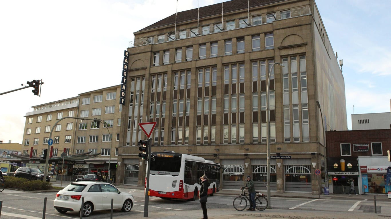 Die ehemalige Filiale von Galeria Kaufhof Karstadt in der Wandsbeker Marktstraße: Momentan wird das Gebäude für eine neue Nutzung umgebaut.