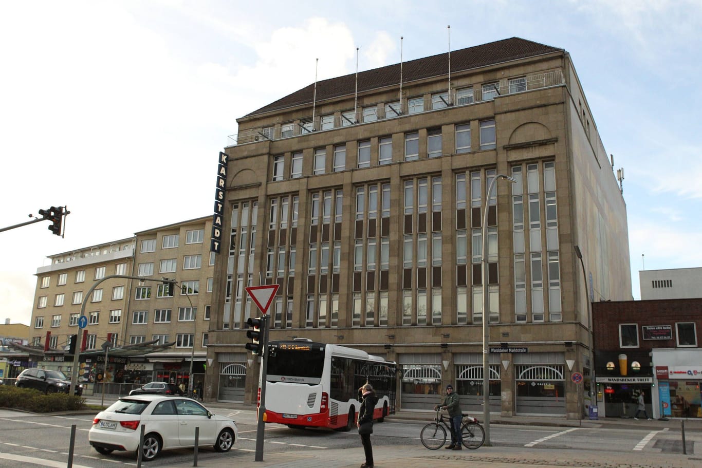 Die ehemalige Filiale von Galeria Kaufhof Karstadt in der Wandsbeker Marktstraße: Momentan wird das Gebäude für eine neue Nutzung umgebaut.