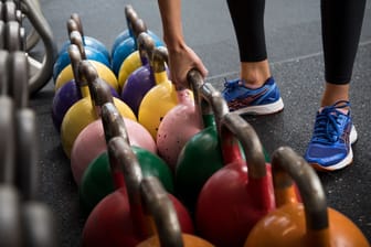 Eine Frau trainiert im Fitnessstudio