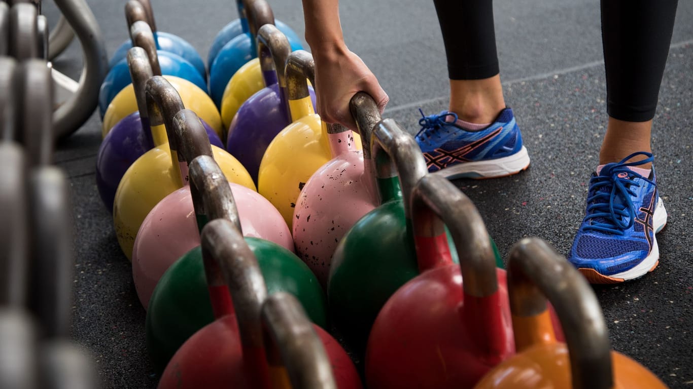 Eine Frau trainiert im Fitnessstudio