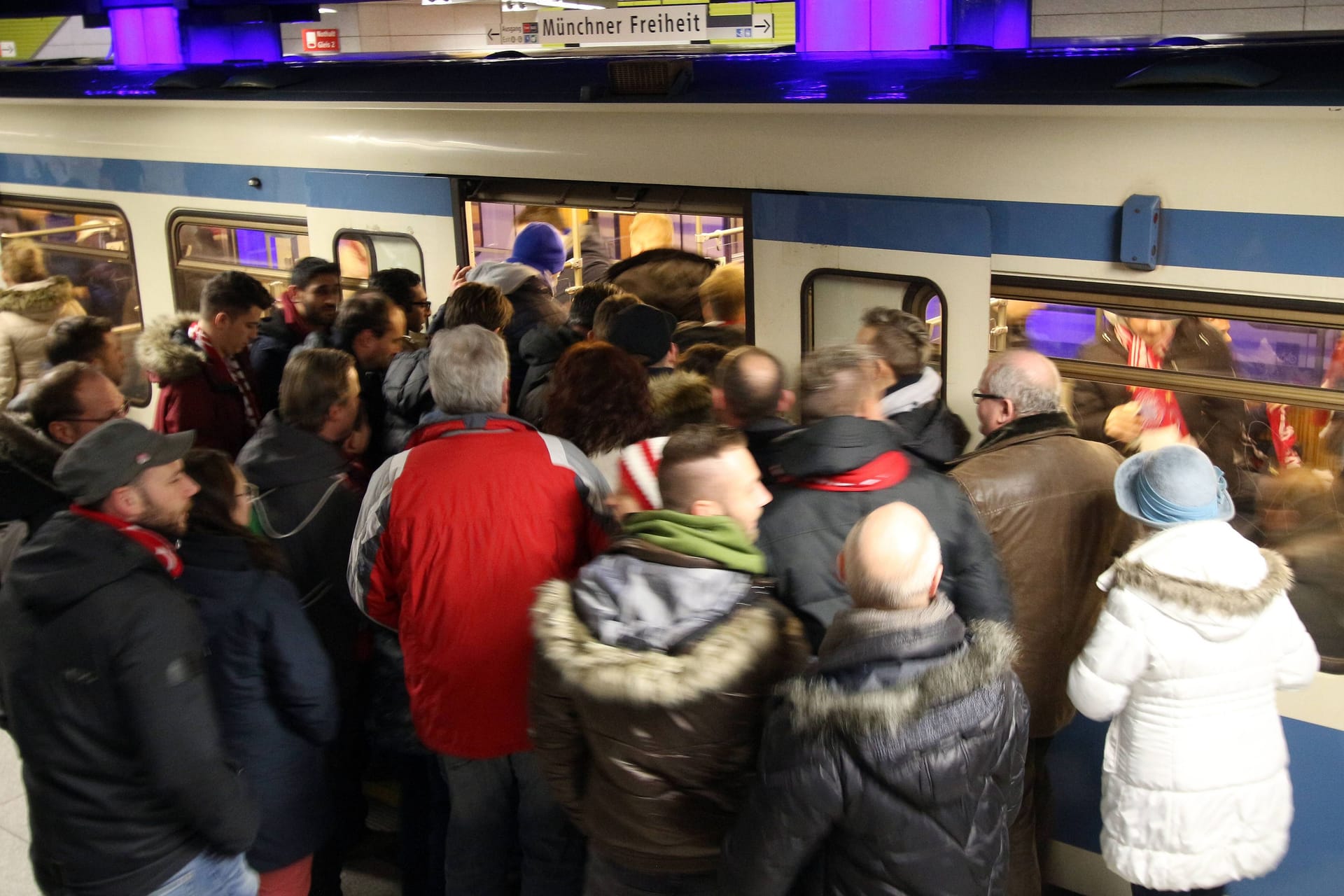 Fußballfans drängen in eine U-Bahn in Richtung Allianz Arena (Archivbild):