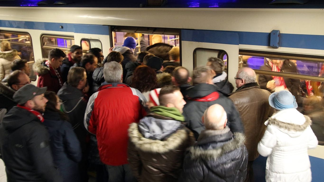 Fußballfans drängen in eine U-Bahn in Richtung Allianz Arena (Archivbild):