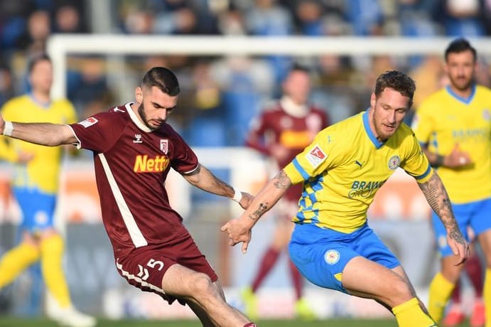 Regensburgs Rasim Bulic (l.) spielt gegen Braunschweigs Sebastian Polter: Braunschweig konnte beim Kellerduell keinen Sieg erzielen.