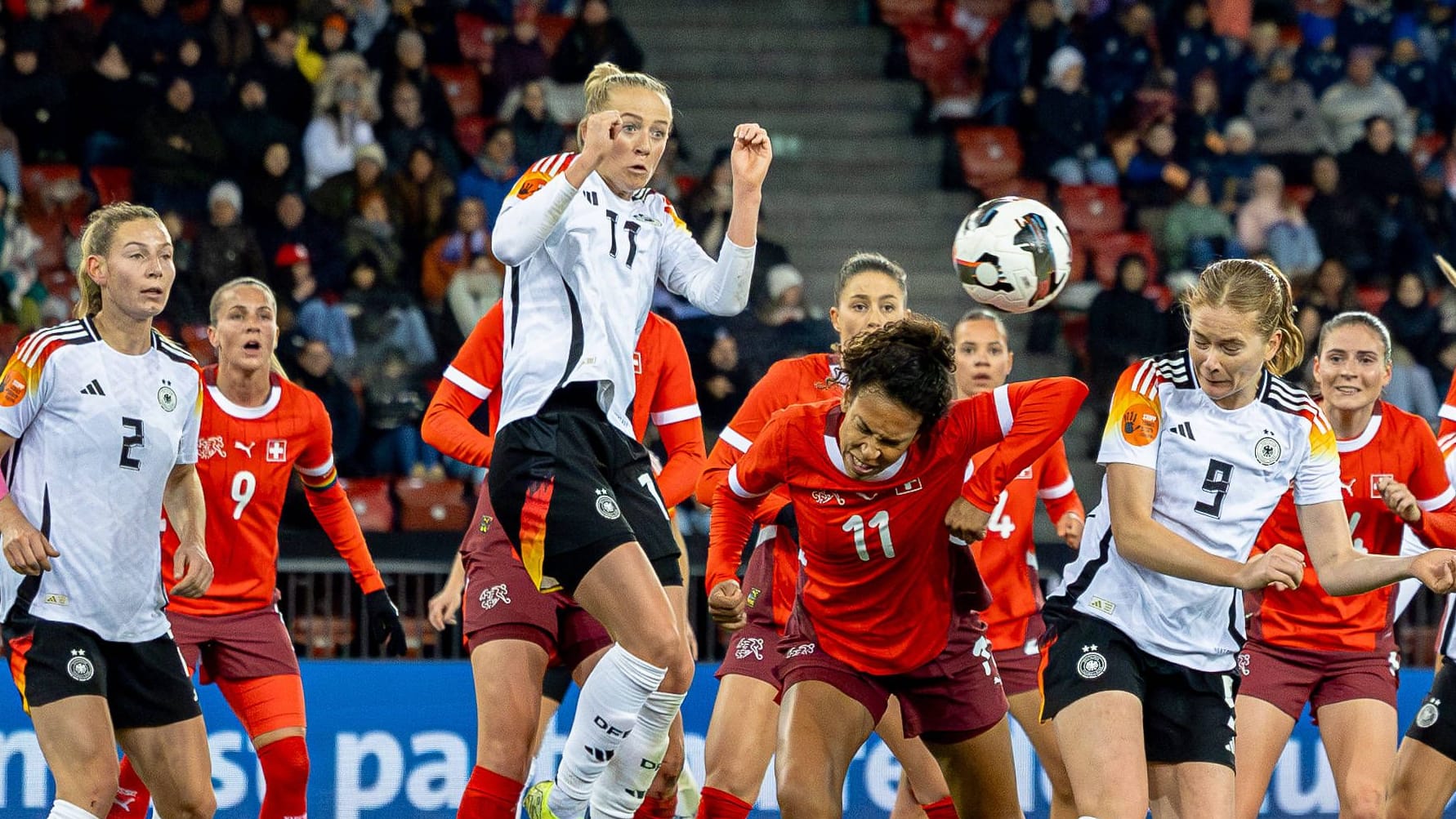 Sjoeke Nüsken (r.): Sie erlöste das Team noch vor der Pause.