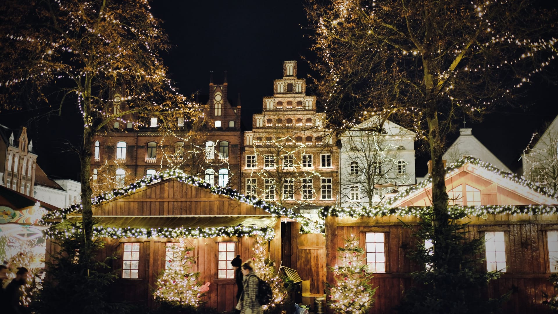 Der Weihnachtsmarkt wird eingerahmt von historischen Gebäuden und dem alten, prächtigen Rathaus.