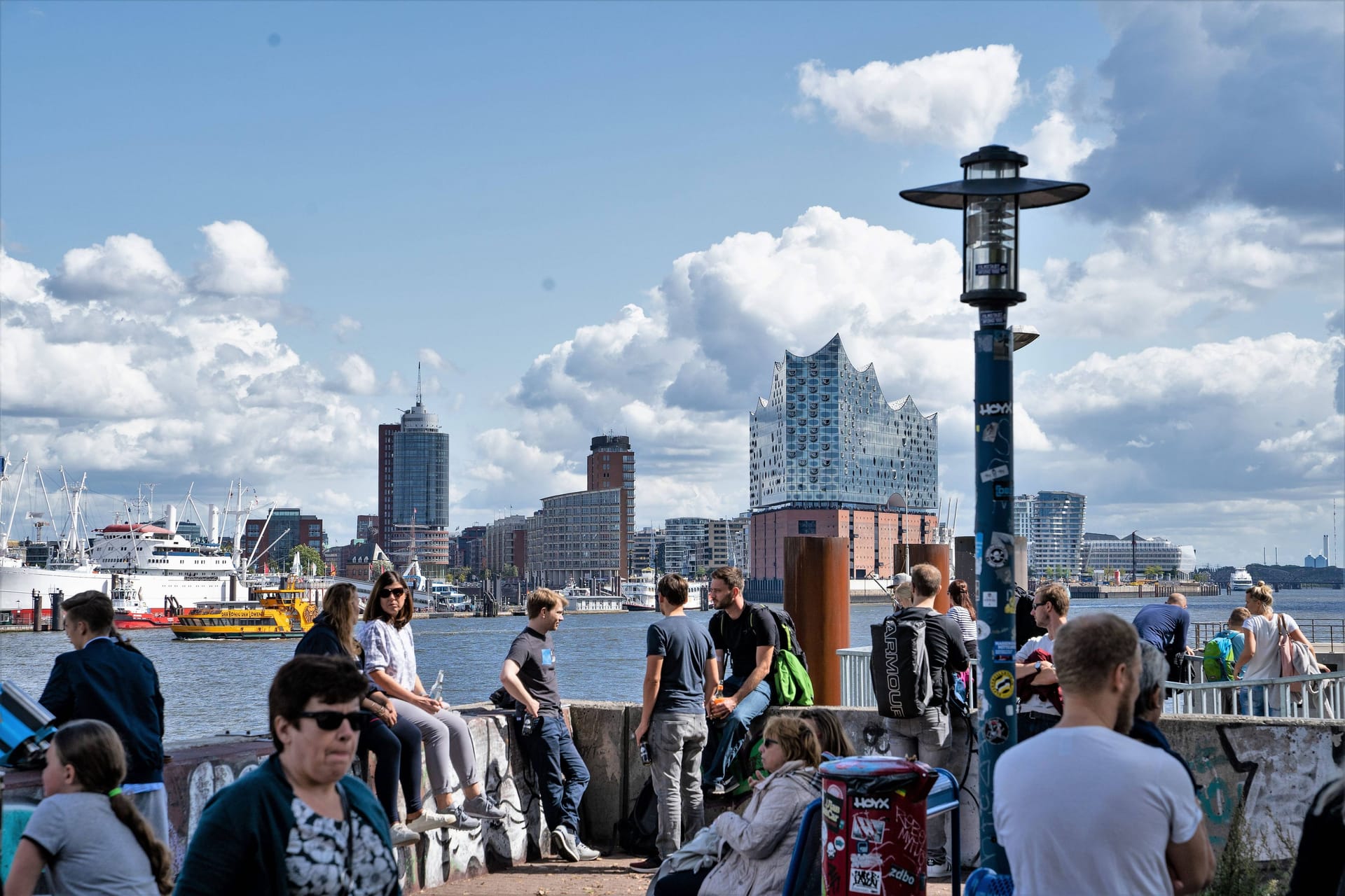 Blick auf die Elbe und St. Pauli Landungsbrücken, die Elbphilharmonie im Hintergrund: Hamburg gilt als das glücklichste Bundesland Deutschlands.