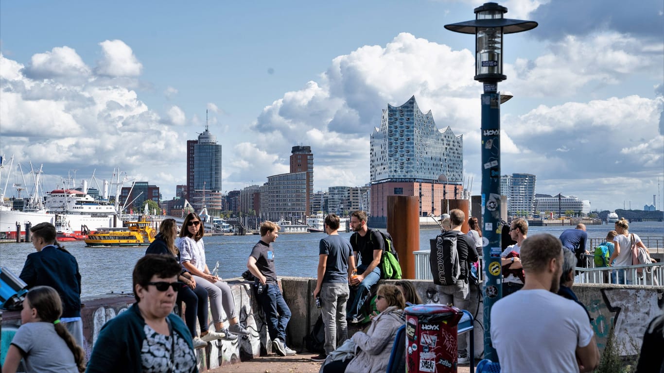 Blick auf die Elbe und St. Pauli Landungsbrücken, die Elbphilharmonie im Hintergrund: Hamburg gilt als das glücklichste Bundesland Deutschlands.